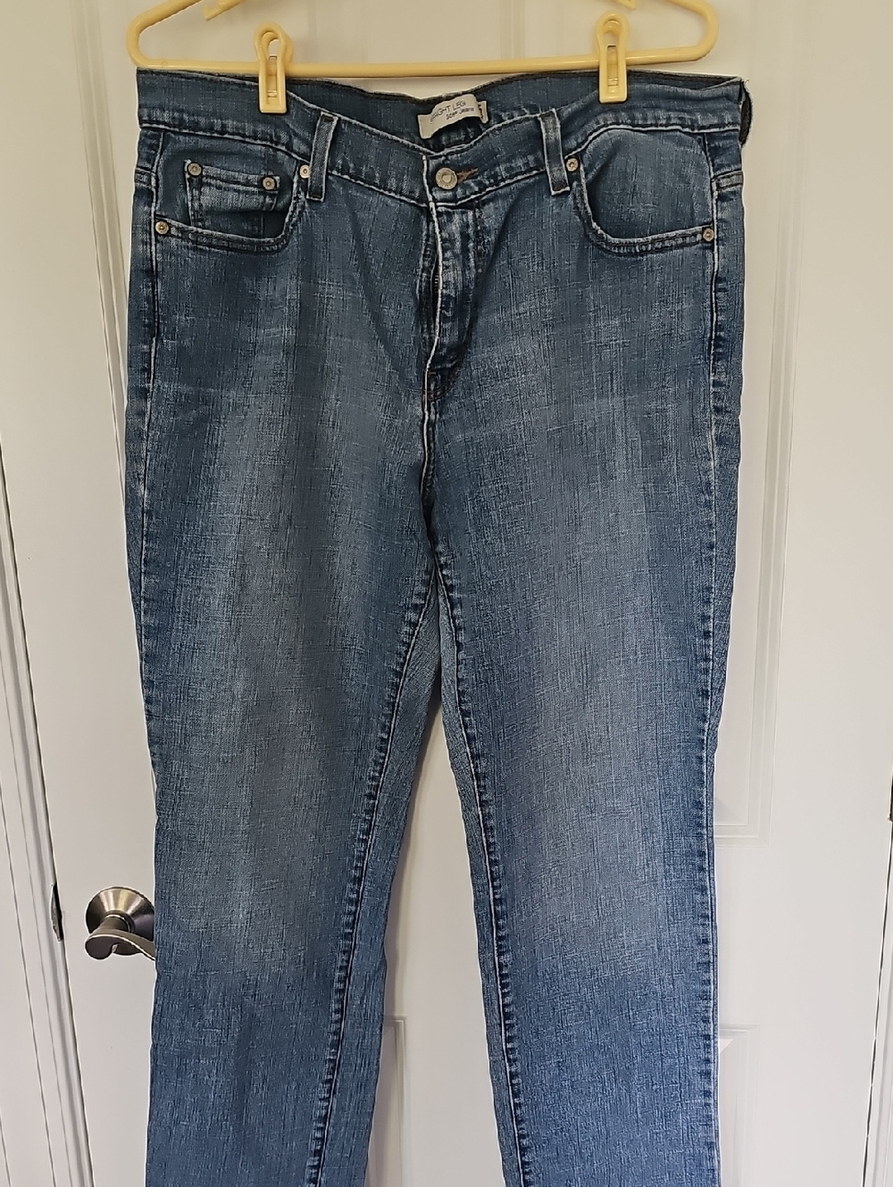Levi's Women's Straight Leg Jeans in Medium Blue Wash